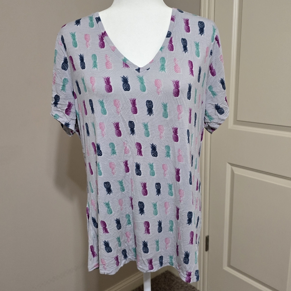 Apt. 9 Essential V-Neck Tee Size XL. Colorful Pineapple Print.